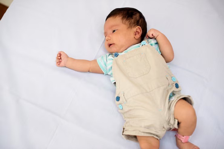 aktivitas bayi 3 bulan, stimulasi fisik bayi, memperkuat otot bayi, tahapan perkembangan motorik bayi, bayi belajar duduk, bayi merangkak, bayi merayap, perkembangan bayi 6 bulan, tips parenting bayi baru lahir
